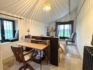 Skrivbord, strykjärn/strykbräda, gratis wi-fi och sängkläder