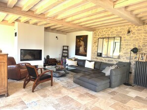 Smart-TV, Kamin, Stereoanlage