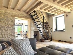 Smart-TV, Kamin, Stereoanlage