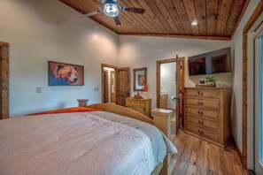 2 bedrooms, iron/ironing board, WiFi, bed sheets - Bougie Branch Cabin has so much to offer! (Murphy)