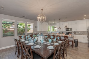 Dining - Bring the family Spacious 6 master bedroom house, lazy river, pools, pickleball (Santa Clara)
