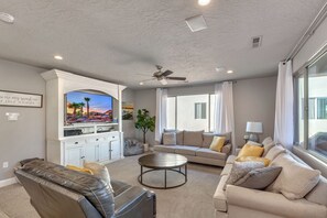 Living area - Bring the family Spacious 6 master bedroom house, lazy river, pools, pickleball (Santa Clara)