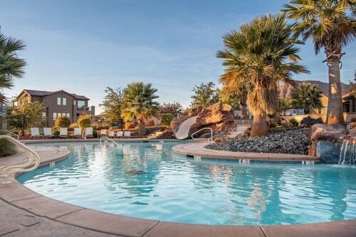 Bring the family Spacious 6 master bedroom house, lazy river, pools, pickleball