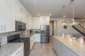 Private kitchen - Bring the family Spacious 6 master bedroom house, lazy river, pools, pickleball (Santa Clara)
