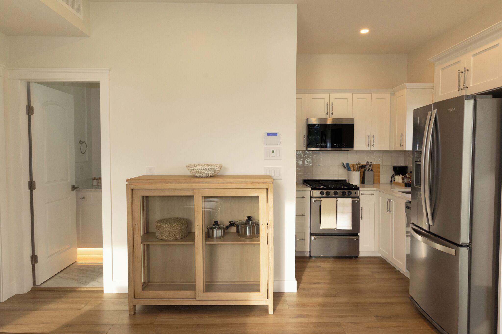 Villa exclusiva, vista al lago | Cocina privada | Cafetera y tetera, refrigerador con congelador, microondas y horno 