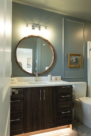 Combined shower/bathtub, hair dryer, towels, soap