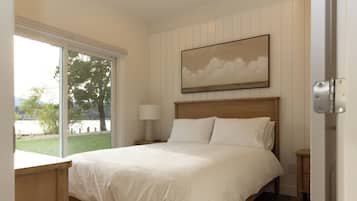 Luxury Cabin, Lake View | Egyptian cotton sheets, premium bedding, down comforters, pillowtop beds