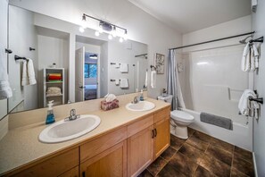 Hair dryer - ⛰️ Spacious Mountain Condo | Sleeps 8 guests (Canmore)
