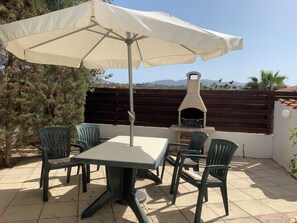 Outdoor dining - Villa Sunbeam Coral Bay - w/Swimming Pool, No Car Needed! (Pegeia)