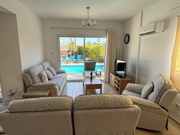 Living area - Villa Sunbeam Coral Bay - w/Swimming Pool, No Car Needed! (Pegeia)
