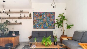 Una sala de estar moderna con un sofá, una mesa de centro y plantas en macetas.