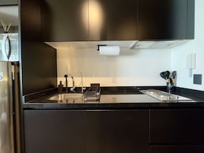 Wasserkocher mit Kaffee-/Teezubehör, Kühlschrank, Mikrowelle, Herdplatte