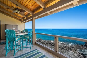 Apartment, Mehrere Betten (KKSR#5302: Top Floor, Oceanfront, Rem) | Speisen im Freien
