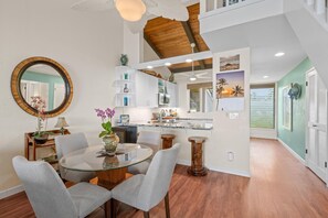 Apartment, Mehrere Betten (KKSR#5302: Top Floor, Oceanfront, Rem) | Speisen