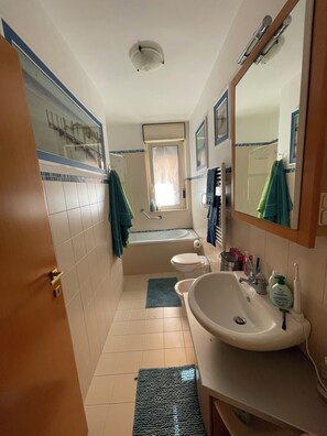 Habitación Confort con 1 cama doble o 2 individuales, vistas al patio | Baño | Secador de pelo, toallas, jabón y champú