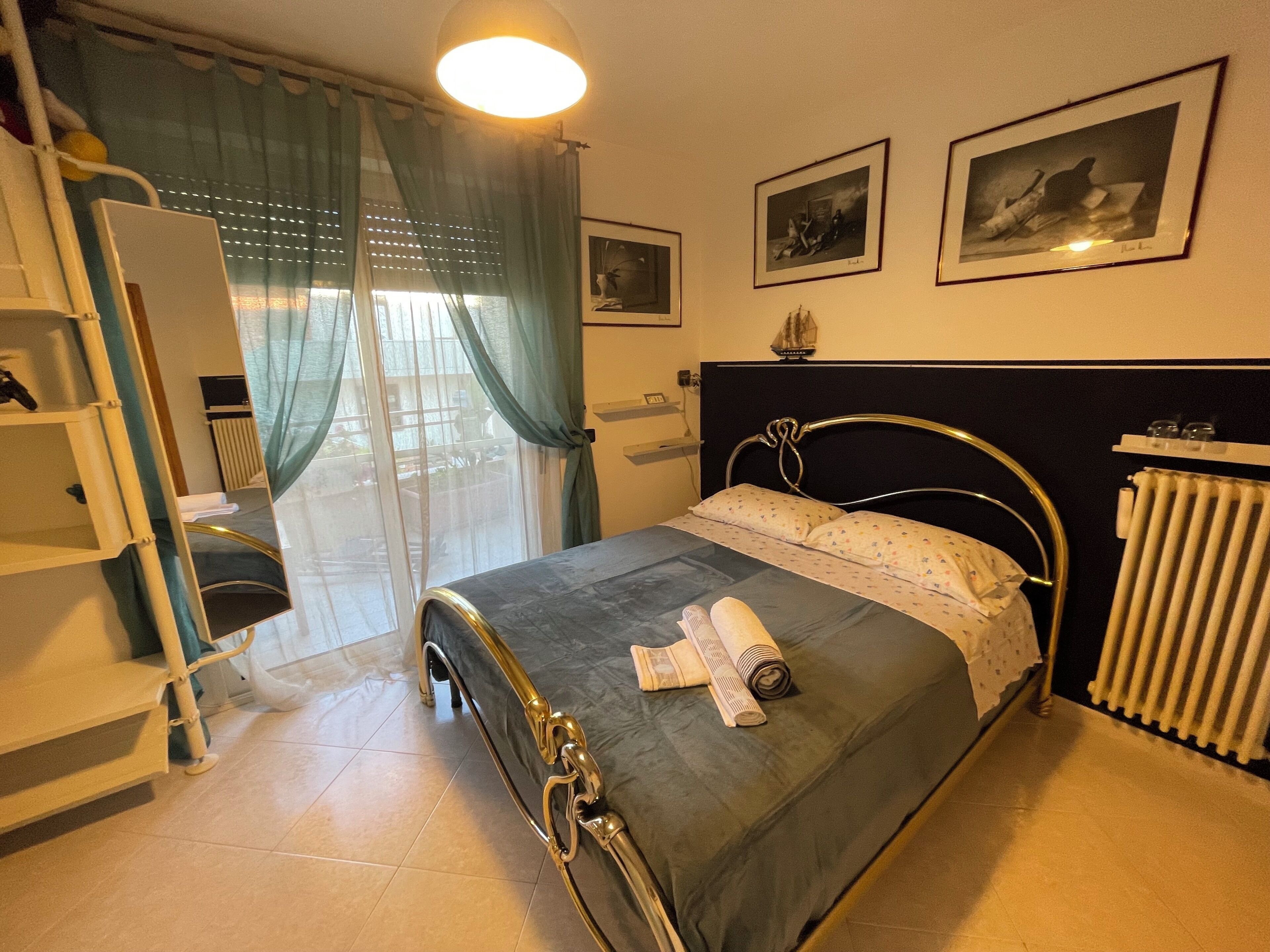 Habitación Confort con 1 cama doble o 2 individuales, vistas al patio | Escritorio y espacio para trabajar con un portátil