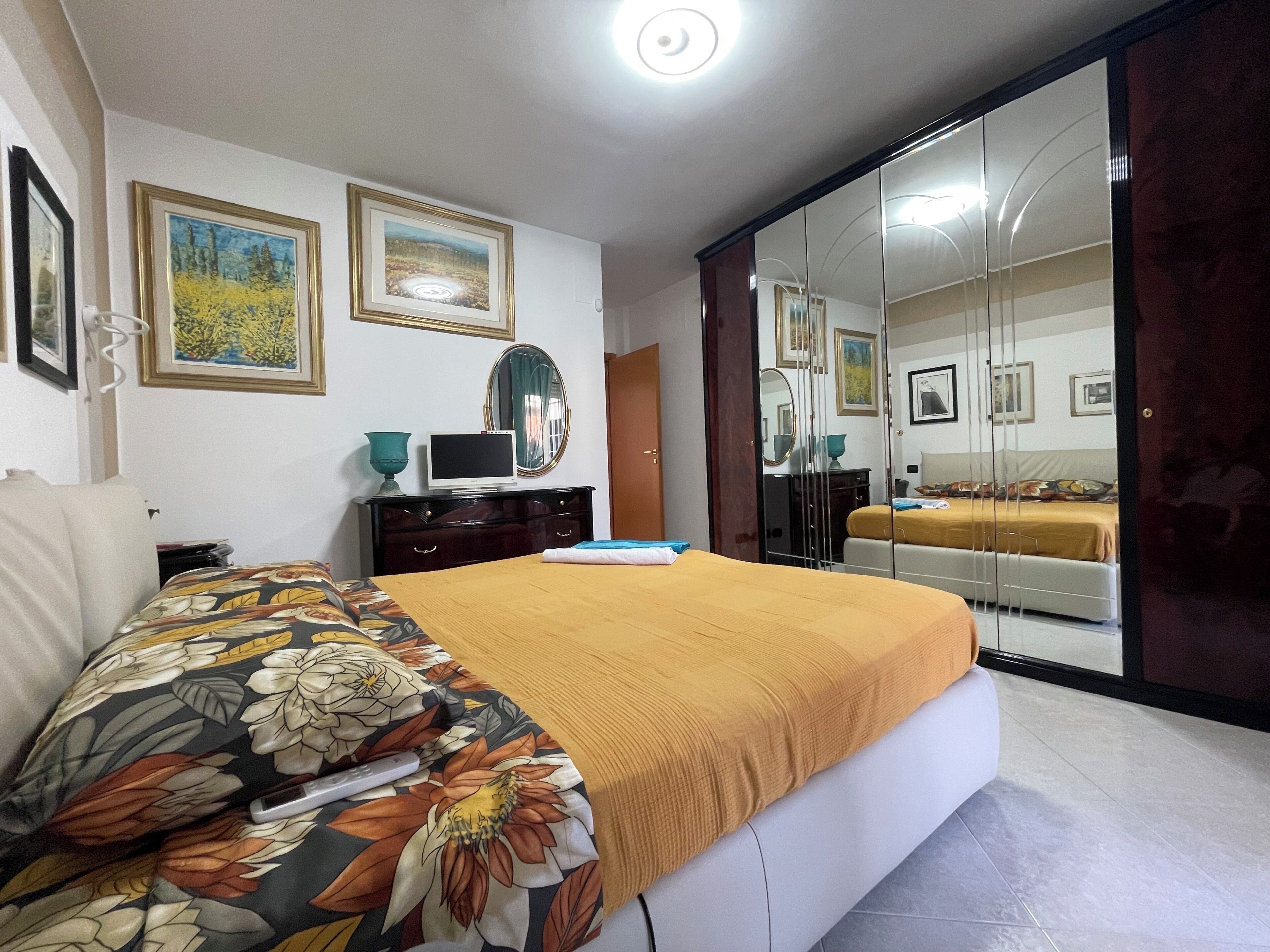 Habitación Confort con 1 cama doble o 2 individuales, vistas al patio | Escritorio y espacio para trabajar con un portátil