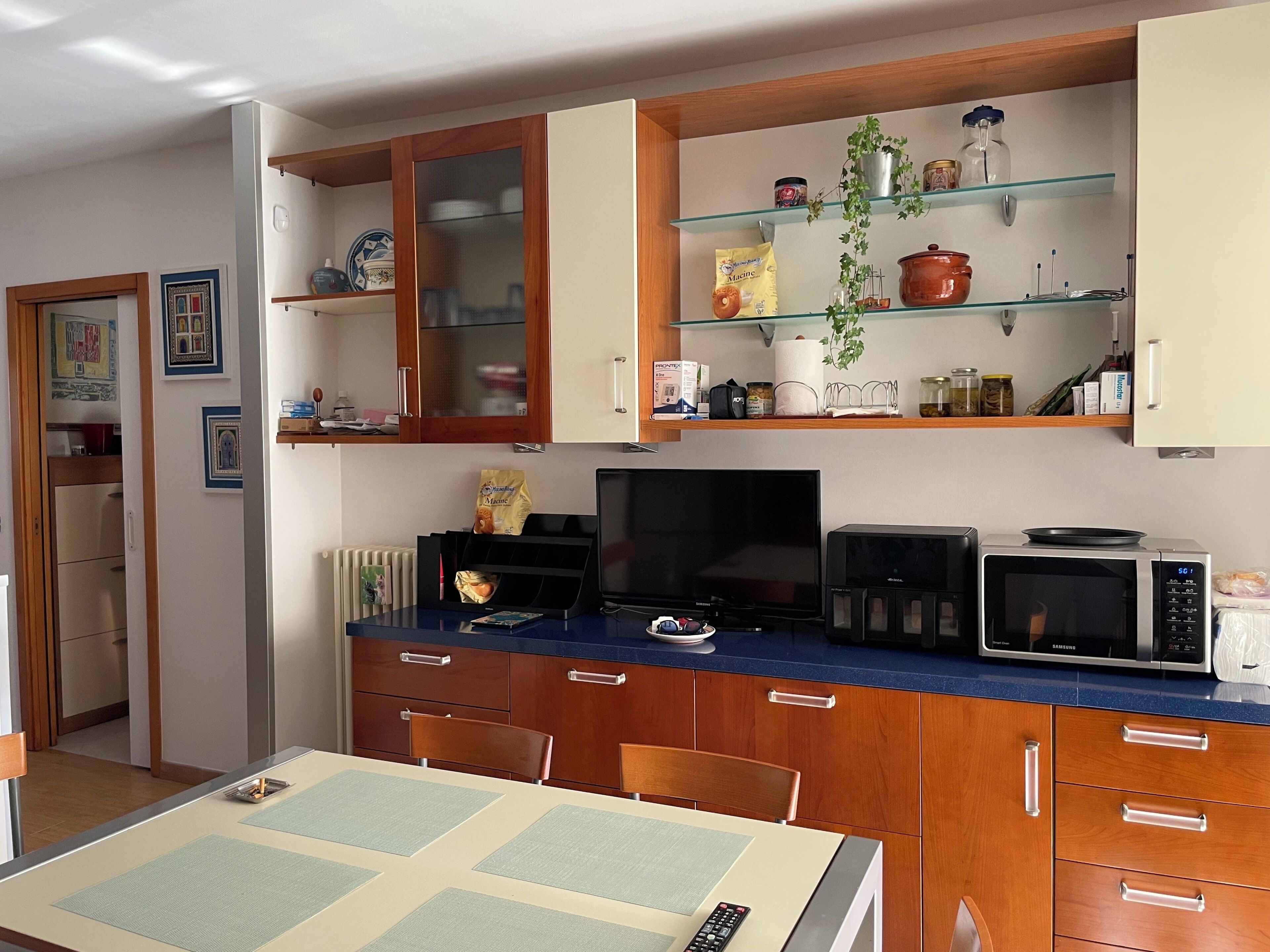 Microondas, placa de cocina, utensilios de cocina