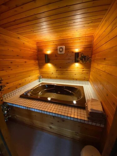 Non Pet Room 31-1 Queen Jacuzzi Suite-Woodland Motor Lodge