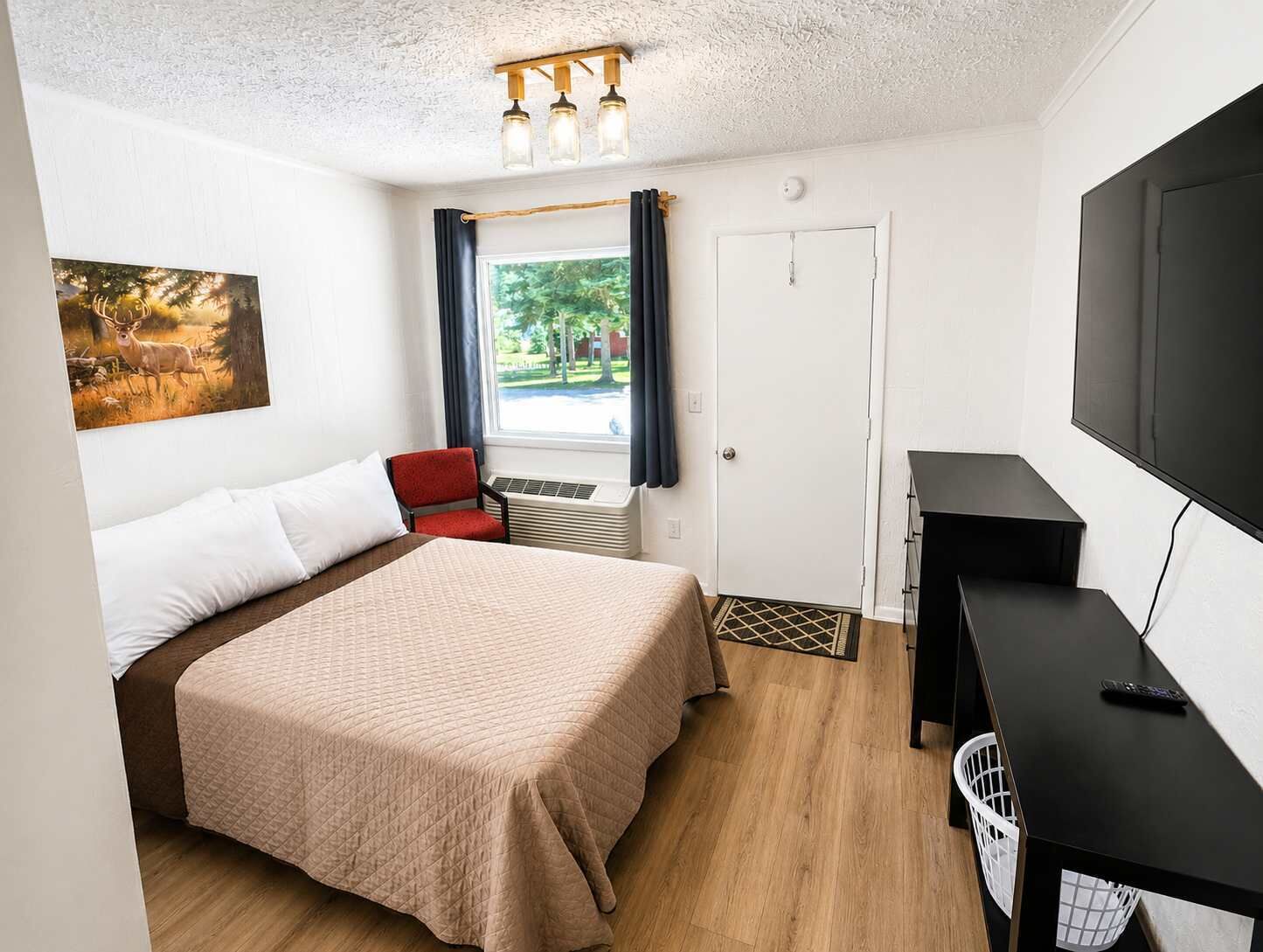 Desk, WiFi, bed sheets