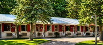 Pet Friendly Room 12-2 Queen Suite-Woodland Motor Lodge