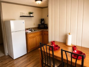 Wasserkocher mit Kaffee-/Teezubehör, Kühlschrank, Mikrowelle, Esstisch