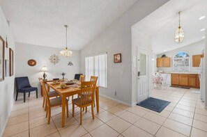 Dining - Spacious 4-bedroom house in beautiful Kissimmee near Disney & Parks (Kissimmee)