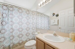 Shower, hair dryer, towels, toilet paper - Spacious 4-bedroom house in beautiful Kissimmee near Disney & Parks (Kissimmee)