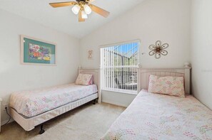 Iron/ironing board, Internet, bed sheets - Spacious 4-bedroom house in beautiful Kissimmee near Disney & Parks (Kissimmee)