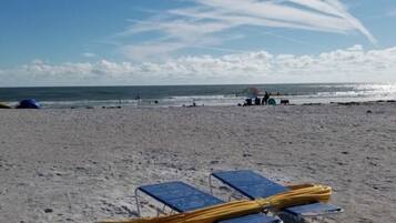 Camastros y toallas de playa