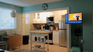 Cafetera y tetera, refrigerador, microondas y horno