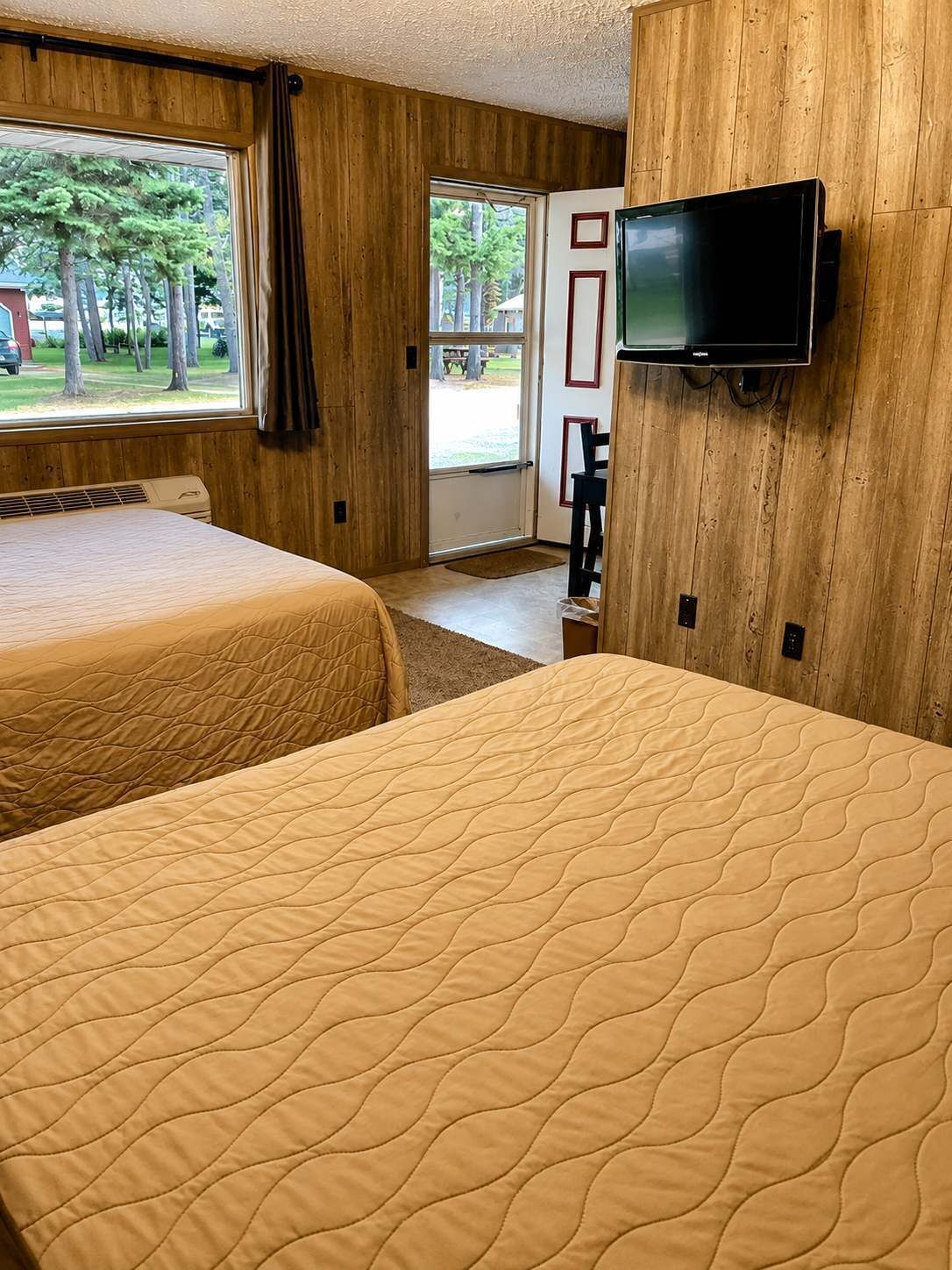 Desk, WiFi, bed sheets
