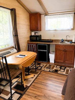Kühlschrank, Mikrowelle, Wasserkocher mit Kaffee-/Teezubehör, Esstisch