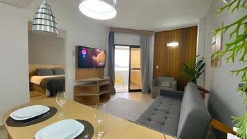 Apartamento, sacada, vista para o mar | Área de estar