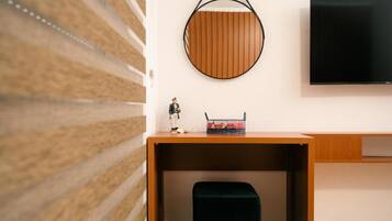 Deluxe-Doppelzimmer, Balkon, Poolblick | Innenbereich
