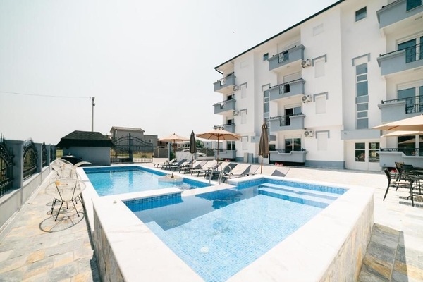 Una piscina al aire libre de temporada