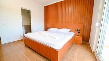Deluxe-Doppelzimmer, Balkon, Poolblick | Verdunkelungsvorhänge, kostenloses WLAN