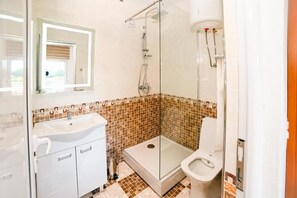 Chambre Double Deluxe, balcon, vue piscine | Salle de bain | Douche, articles de toilette gratuits, sèche-cheveux