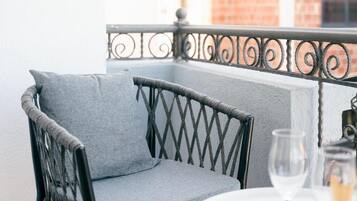 Deluxe-Doppelzimmer, Balkon, Poolblick | Unterkunftsgelände