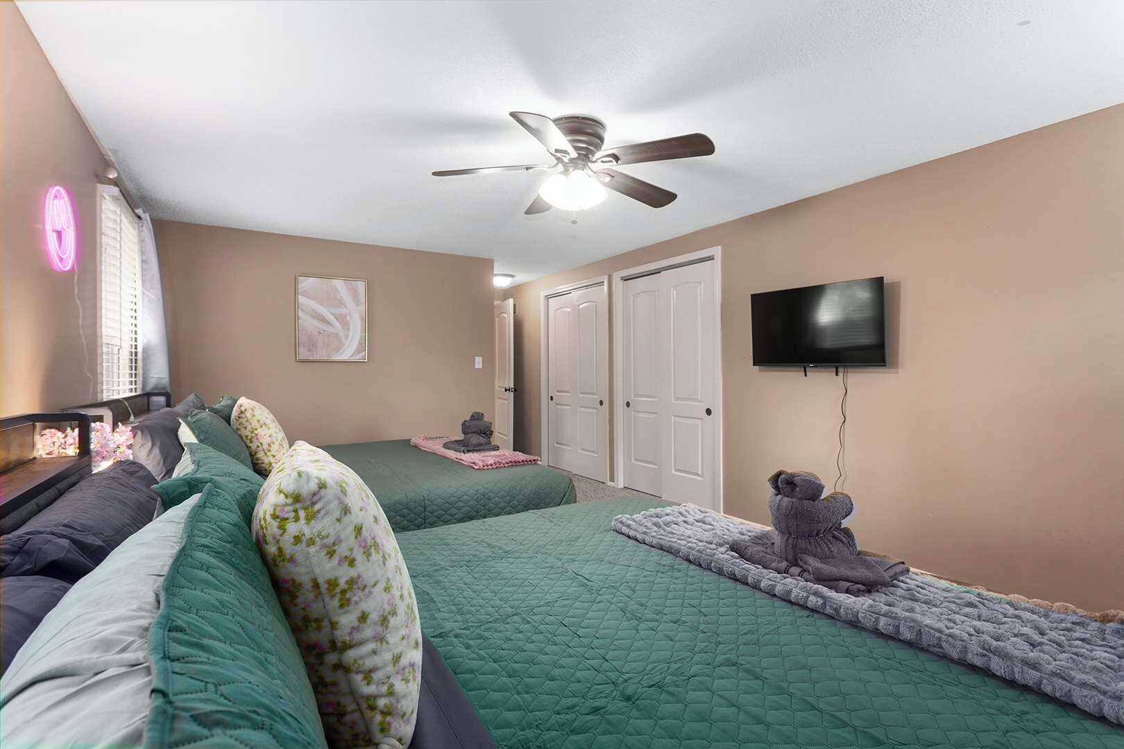 4 bedrooms, desk, iron/ironing board, travel crib