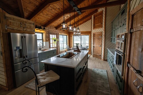 3 Bedroom Luxury Timber Retreat on Equestrian Ranch