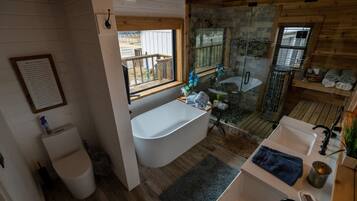 Douche, serviettes fournies, savon, papier toilette