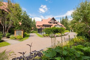 A large house with a paved driveway and a well-maintained garden. - Private Hot Tub | BBQ | Free Parking | Location! (Whistler)