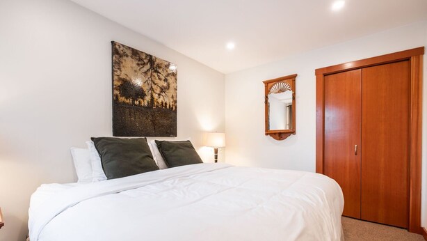 Room - Free parking | Hot tub | Steps to Blackcomb (Whistler)