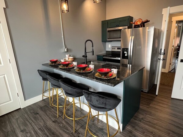 Coffee/tea maker, fridge, microwave, oven