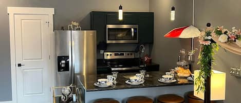 Kaffetrakter/tekoker, kjøleskap, mikrobølgeovn og ovn