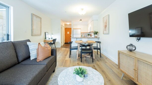 Un apartament modern amb saló, menjador i cuina.