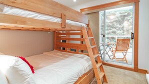 2 bedrooms, iron/ironing board, WiFi, bed sheets - Unique property | Steps to slopes | Free Parking (Whistler)