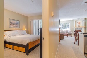 Ein Schlafzimmer mit Bett, Nachttisch und Fenster.
