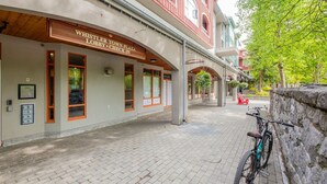 Ein Gebäude mit einem Schild, auf dem 'WHISTLER TOWN PLAZA LOBBY CHECK IN' steht.